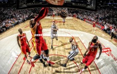 星空体育官网|温情拥抱致敬球迷，侯森与法比奥赛后携手走向门前